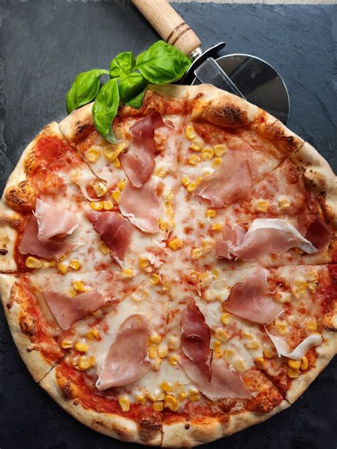 Ilustračná fotka rôznych druhov pizza štanglí