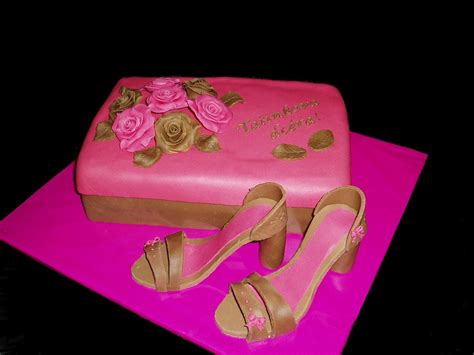 Ukážka zdobenia torty marcipánovými topánkami