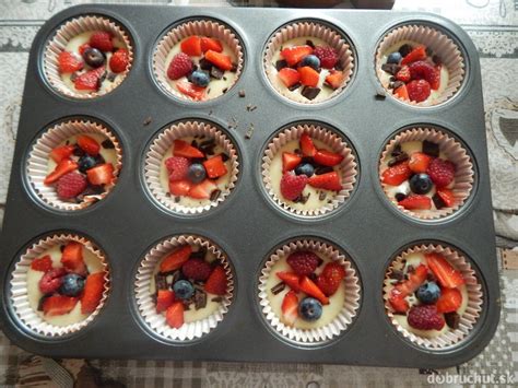 Výber ovocia a čokolády na muffiny