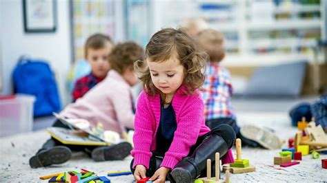 dieťa hrá sa s hračkami