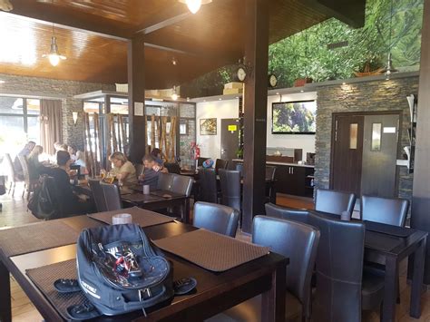 Personál reštaurácie pri práci