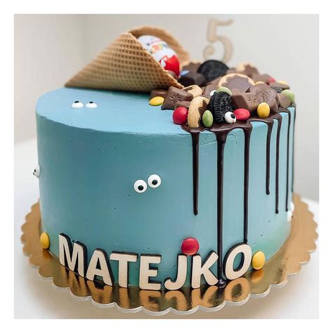 Rôzne materiály otočných tácok na torty