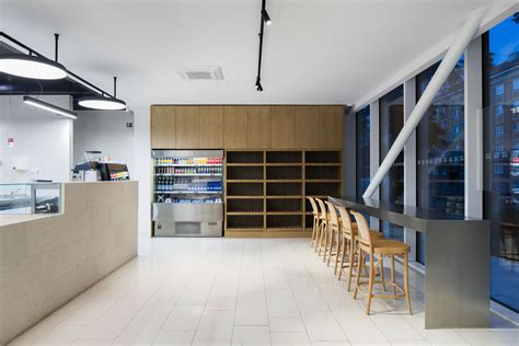 Interiér pekárne s rôznymi druhmi pečiva