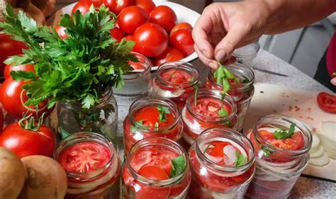 Ilustračná fotografia hotovej Trnavskej nátierky v pohároch