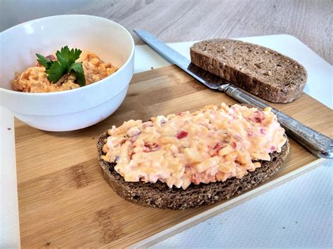 Servírovanie Trnavskej nátierky na chlebe s údeninou