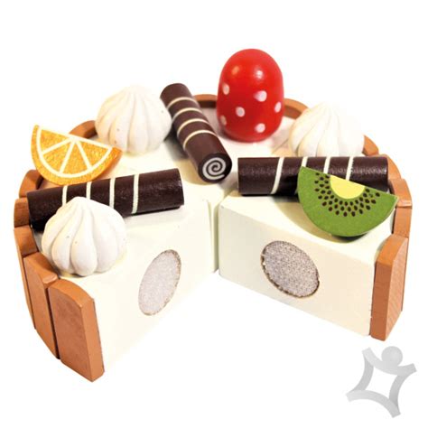 Viacposchodová torta pripravená na krájanie