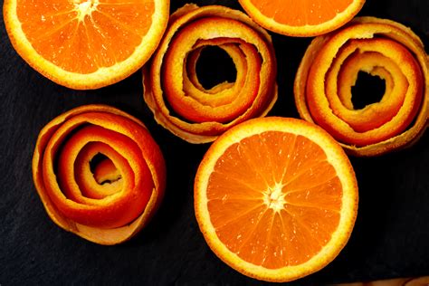 Dekoratívne tvary vykrojené z pomarančovej kôry