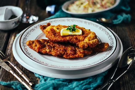 Servírovaný viedenský teľací rezeň s citrónom