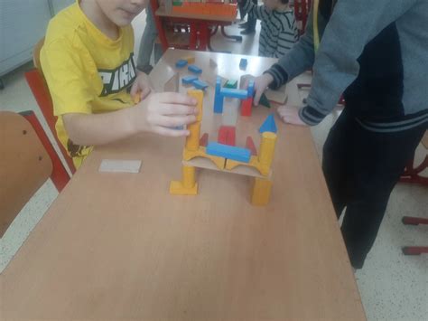 Deti stavajú z kociek jablka a špajdlí