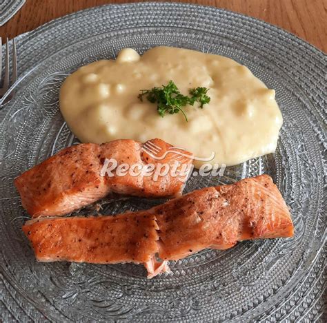 Šťavnatý filet z lososa s jemnou zelenou omáčkou z medvedieho cesnaku