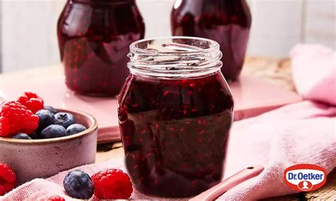 Vrstvenie čučoriedok a cukru v zaváraninovom pohári