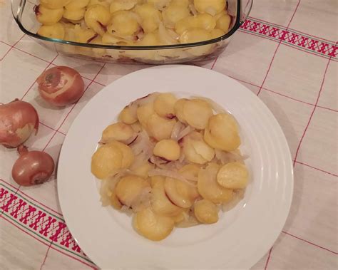 opečené zemiaky a jablká s cibuľou
