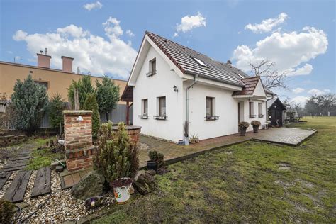 Rodinný dom s veľkým pozemkom a ovocnými stromami