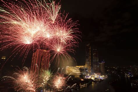Silvestrovský ohňostroj nad riekou Chao Phraya v Bangkoku