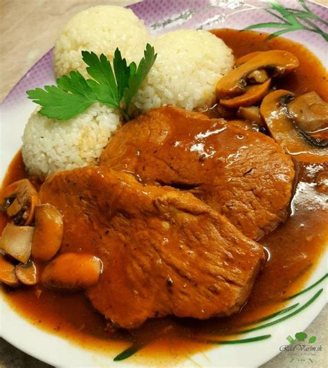 servírovaný bravčový steak na šampiňónoch s prílohou