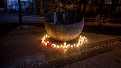 Pamätník Sviečkovej manifestácie