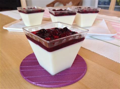 Hotová kokosová panna cotta s ovocnou polevou