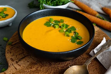 krémová mrkvová polievka s kozím syrom a mätou