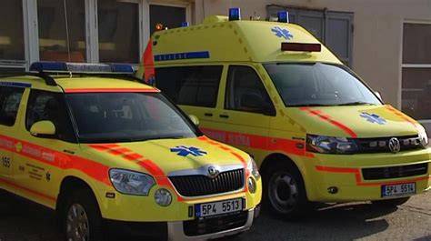 Ilustrácia sanitky s blikajúcimi majákmi