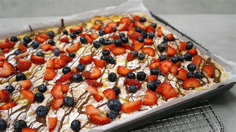 Hranolčeky na plechu pripravené na pečenie