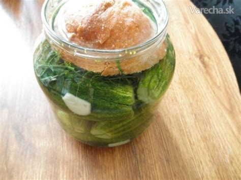 uhorky kvasené na slnku v sklenenom pohári
