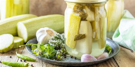 nakrájané uhorky s čili v pohári