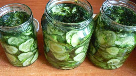 zavárané uhorky v pohároch s mrkvou a kôprom