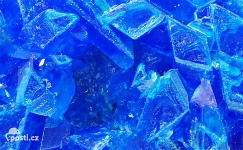 Estetické kryštály modrej skalice na kameni