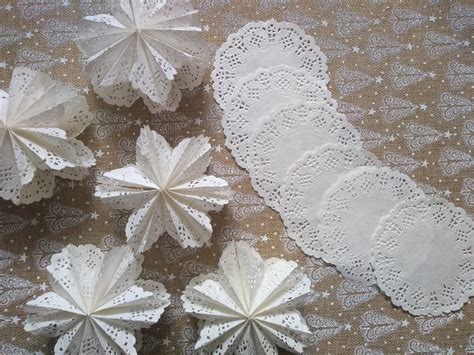 Hotové papierové vločky z podložiek na zákusky