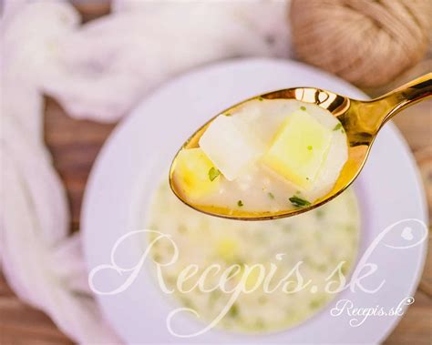 Servírovaná kalerábová polievka s ozdobami