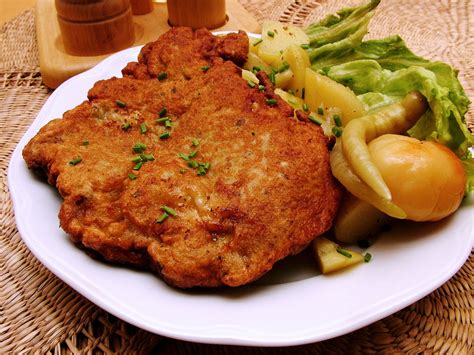 Servírovaný plnený rezeň s batatovou kašou a ružičkovým kelom