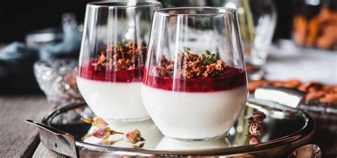 Hotová mandľová panna cotta s malinovým pyré a granolou