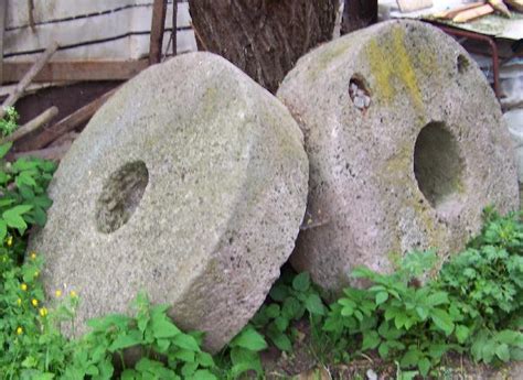 Mlynské kamene pri mletí múky