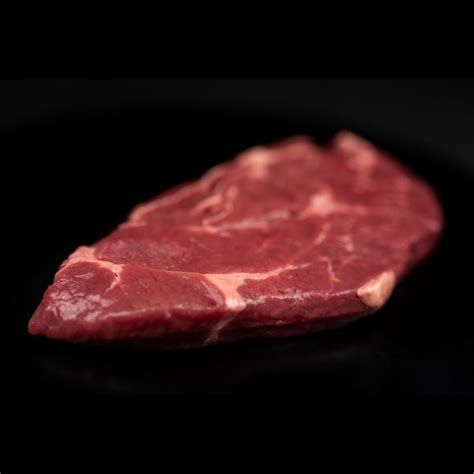 Výber rôznych druhov hovädzích steakov
