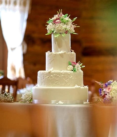 Detail zdobenia svadobnej torty kvetmi