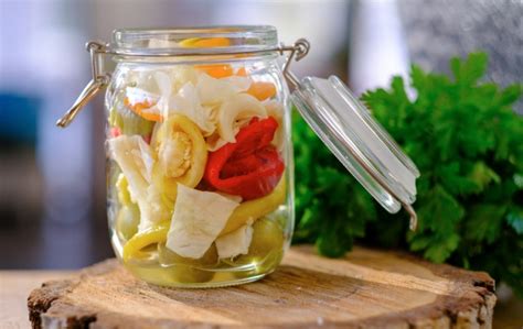 farebná nakladaná zelenina v pohároch