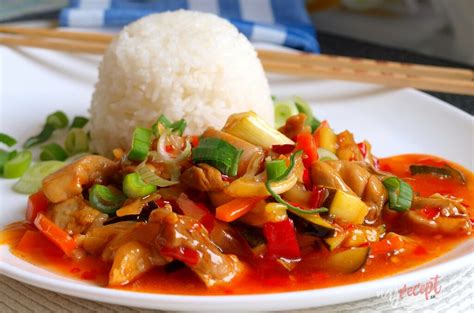 Zmes rôznych druhov zeleniny a kuracieho mäsa vo woku