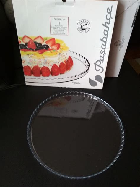 Rôzne dizajny papierových podnosov na torty