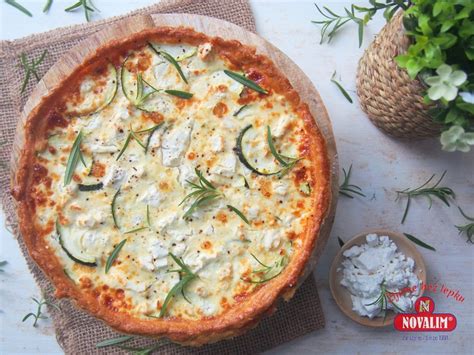 Hotový slaný cuketový quiche s feta syrom
