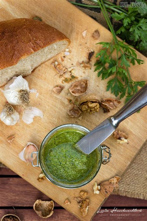 Miska s hotovou hlivovou polievkou posypaná petržlenovou vňaťou