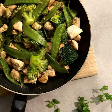 Panvica s brokolicou a sójovým mäsom