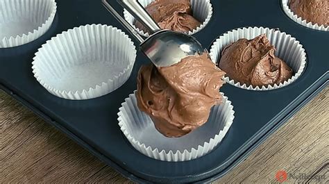 Hotové čokoládové muffiny v plechu