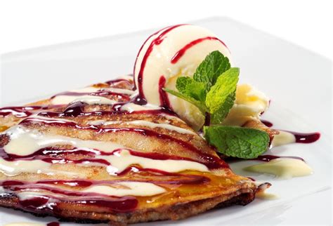 Servírované slovenské palacinky s džemom a zmrzlinou