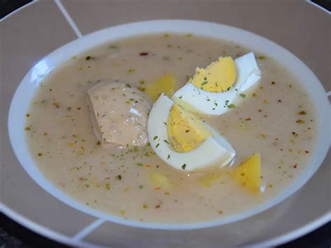 Tanier tradičnej poľskej polievky Žurek