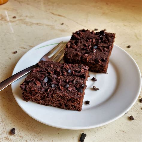 Fotografia hotového jemného kávového koláča posypaného práškovým cukrom