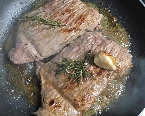 Hotový hovädzí steak pripravený na panvici