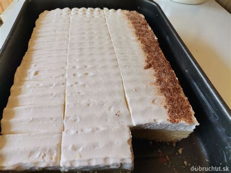 Zákusok s kyslou smotanou a orechmi