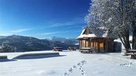 Zimná krajina s tradičnou slovenskou chalúpkou