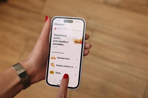 Ilustrácia používateľa objednávajúceho jedlo cez mobilnú aplikáciu