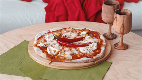 Servírovaná pizza na elegantnom podujatí